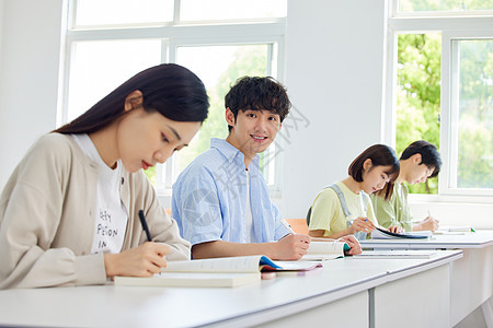 教室里的大学生自习图片