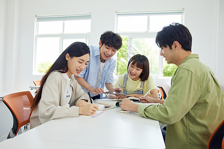 文化交流校园里的大学生讨论课题背景