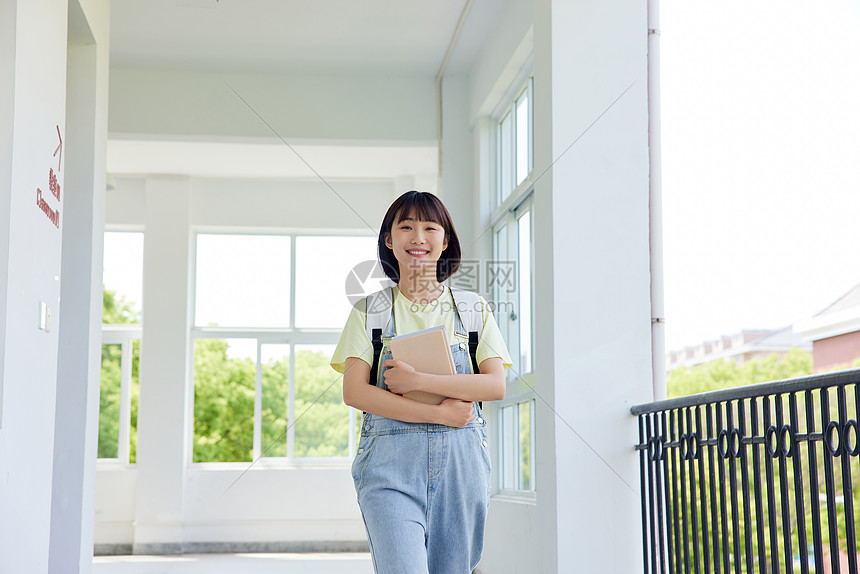 走在教学楼里女大学生形象图片