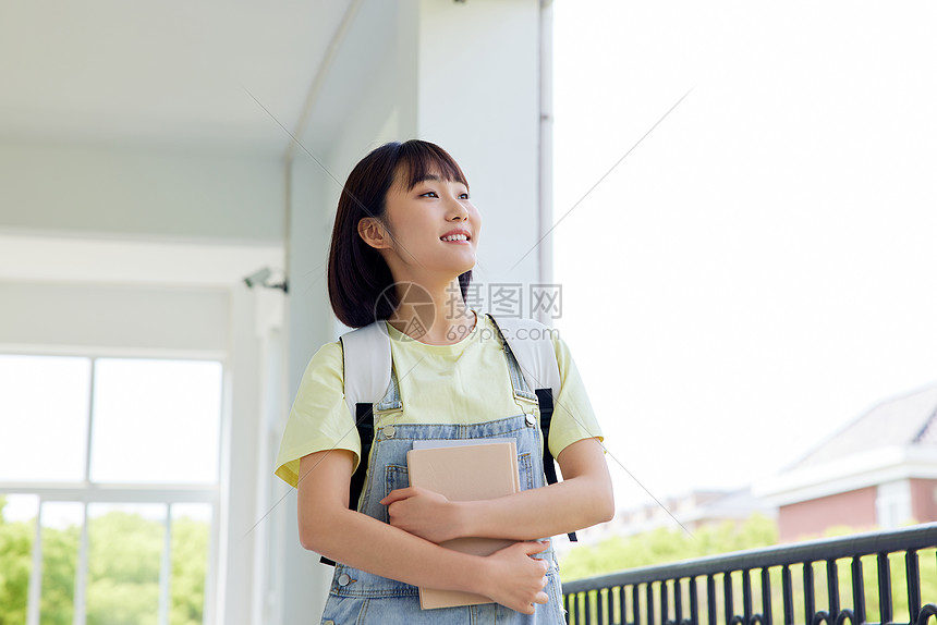 走在教学楼里的女大学生图片