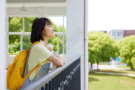 女大学生看向远方图片