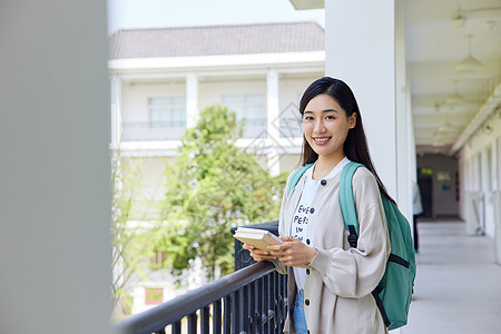 拿着书本的女大学生形象图片