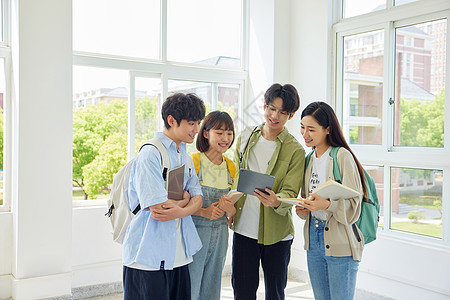 课后大学生们交流讨论图片