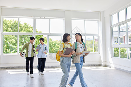 教学楼里下课的学生们图片