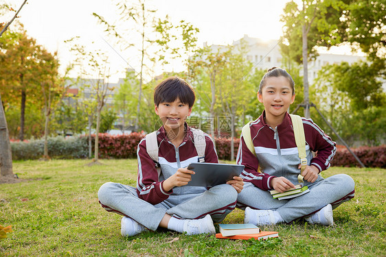 小学生草坪上交流学习图片