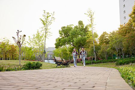 小学生放学奔跑形象图片