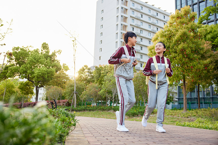 小学生上学路上有说有笑图片