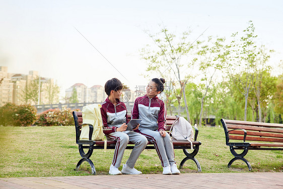 放学坐在长椅上聊天的小学生图片