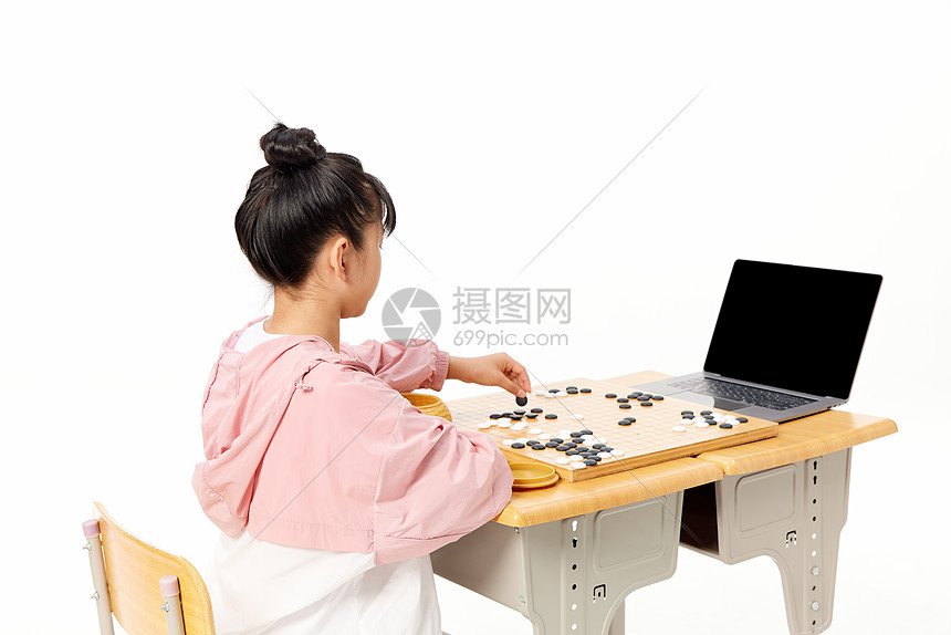 小女孩和电脑挑战围棋图片