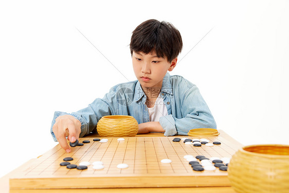 专注下围棋的小男孩图片