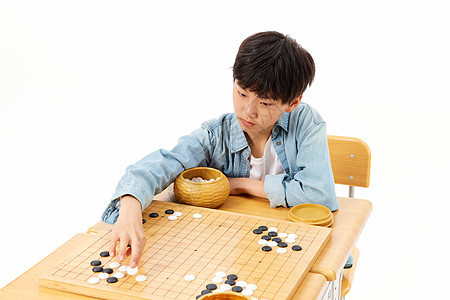 小男孩专注下围棋形象图片