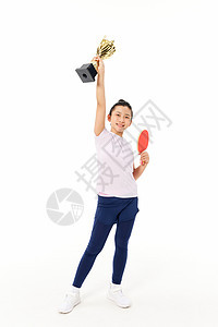 小女孩乒乓球运动手拿奖杯图片
