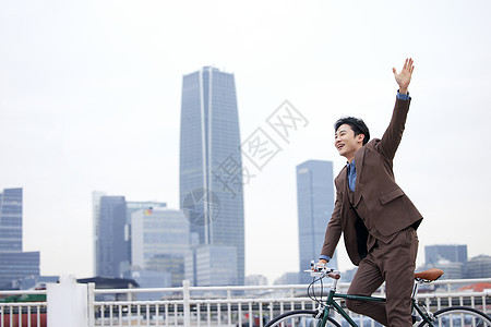 年轻男性都市骑自行车招手图片