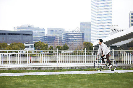 低碳出行年轻男性都市骑自行车通勤背景