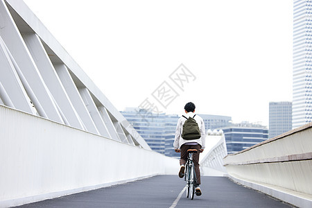男青年上班自行车通勤背影图片