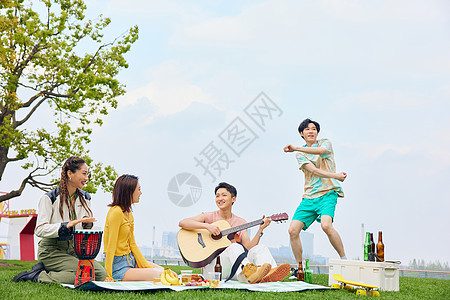 青年人户外野餐唱歌舞蹈背景图片