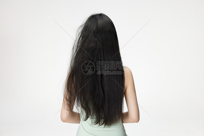 女性枯发与直发对比展示图片