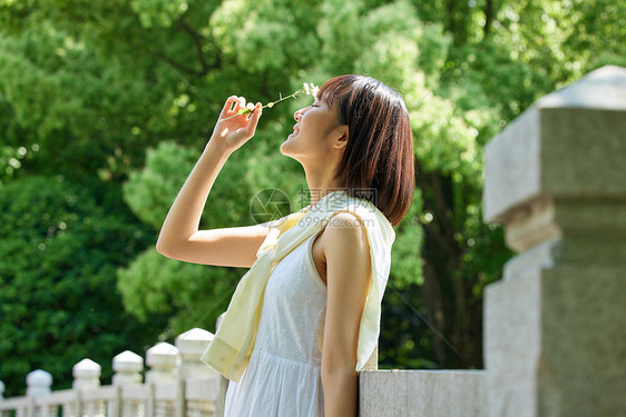 户外公园女性手拿花朵图片