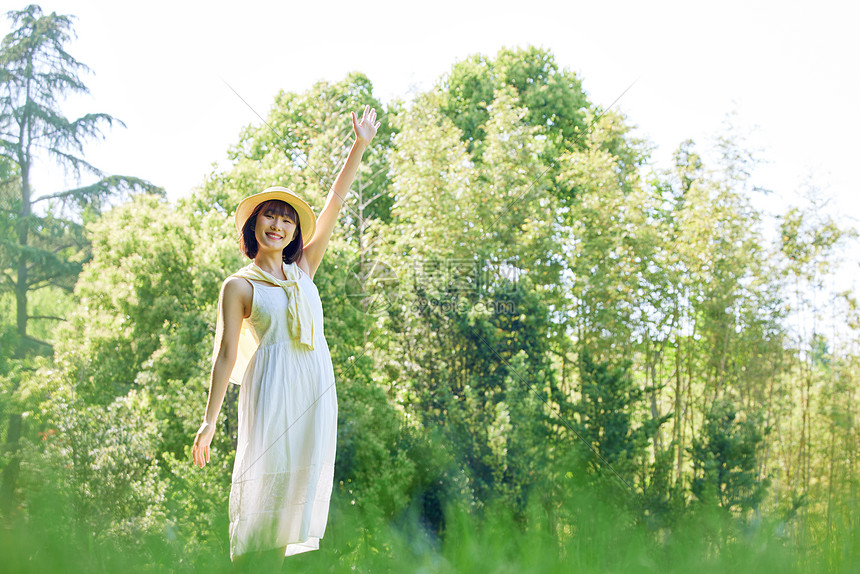 享受阳光室外散步夏日女性图片