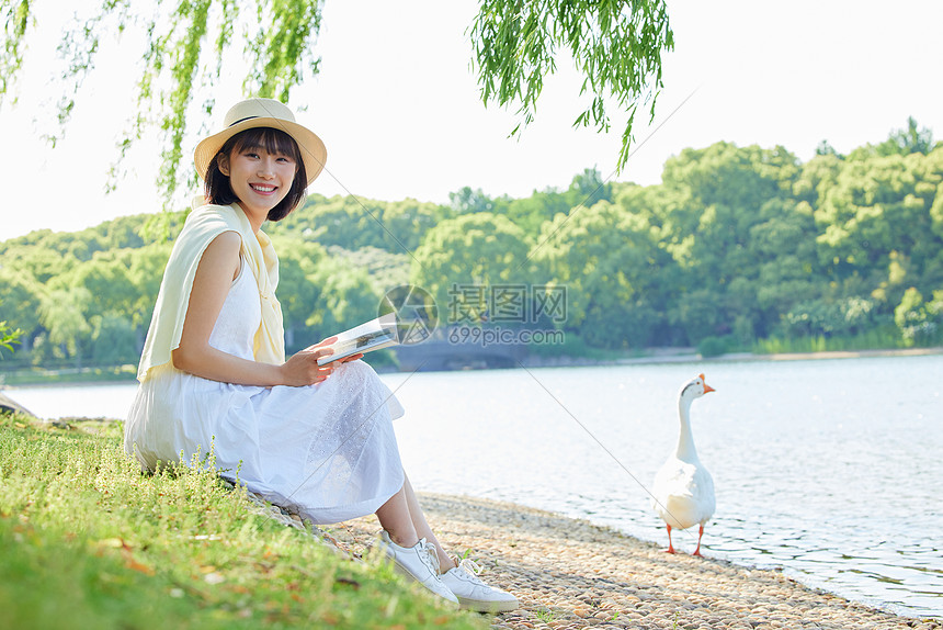 夏日室外看书的女生图片