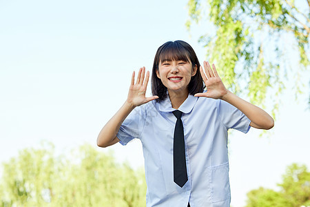 夏日享受阳光的校服女生图片