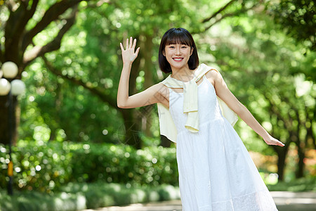 森系少女夏日清爽可爱女生招手背景