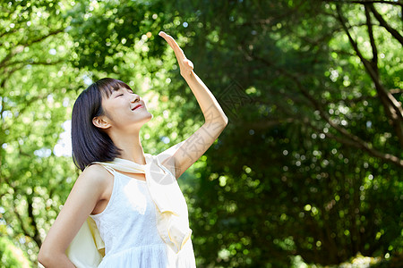 粉少女夏日清新美女享受阳光背景