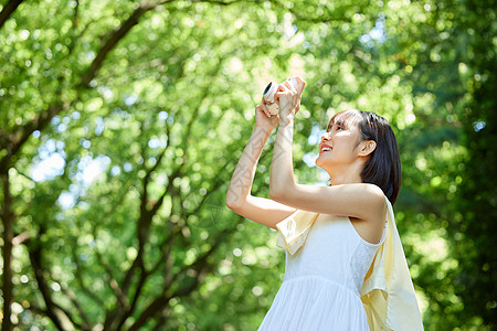 夏日户外清新美女相机拍照图片