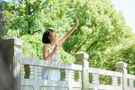 拿西瓜的少女夏日室外手拿西瓜的可爱女生背景