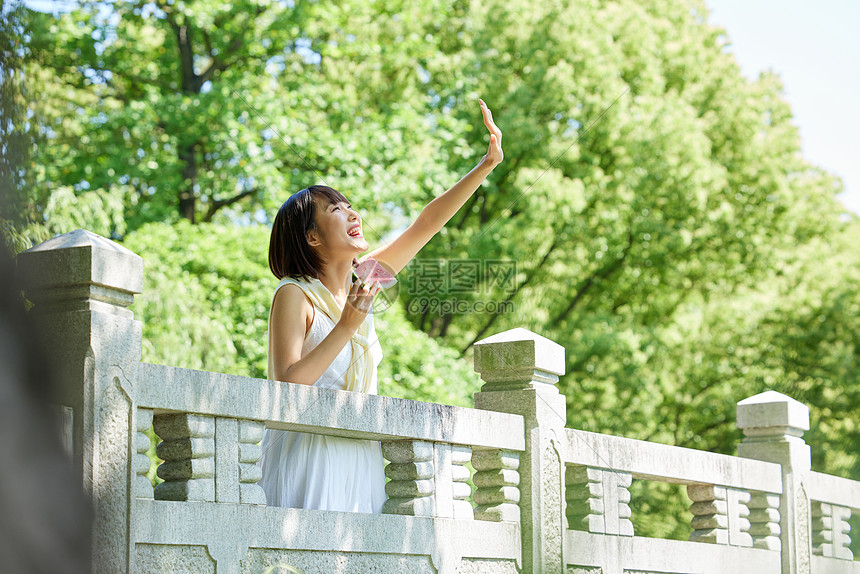 夏日室外手拿西瓜的可爱女生图片