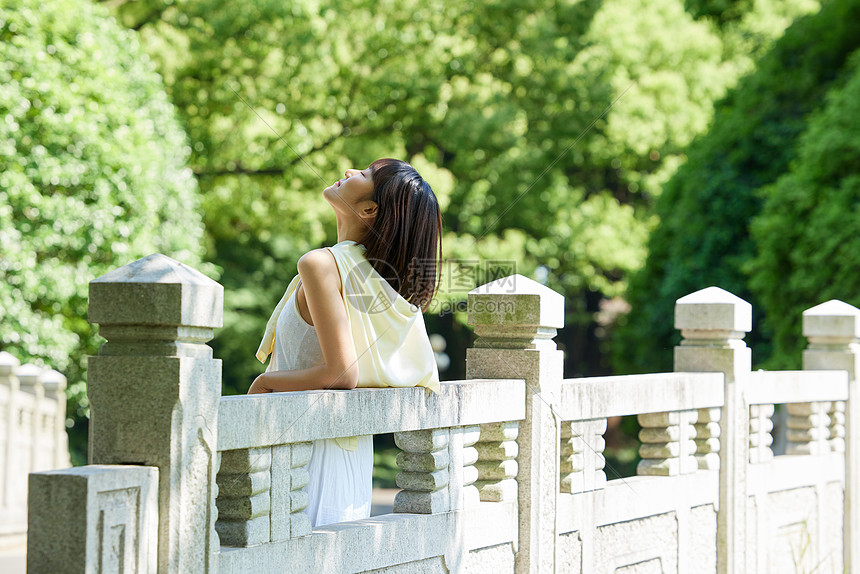 享受阳光的夏日女性侧颜图片