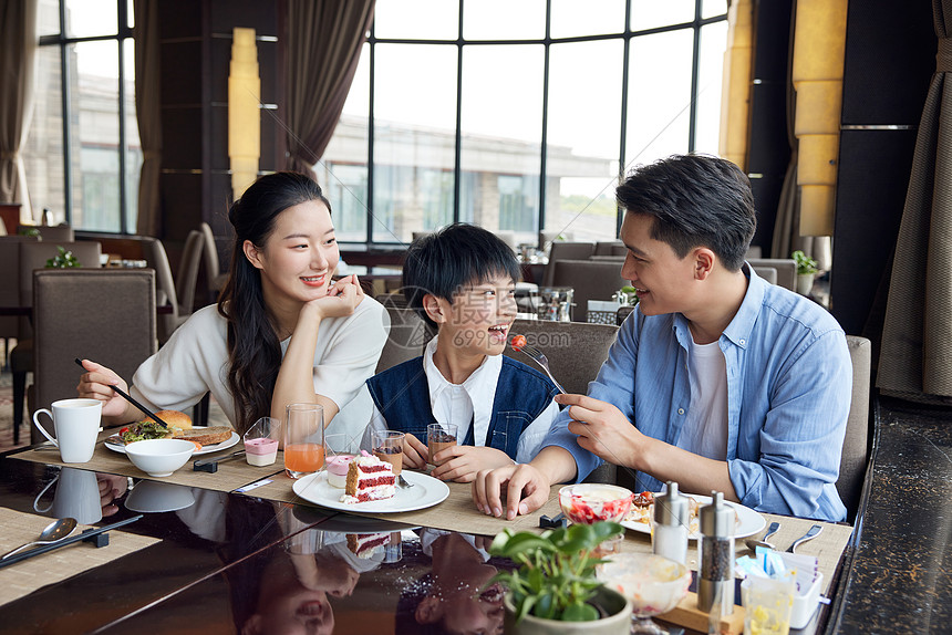 一家三口在自助餐厅开心吃饭高清图片下载-正版图片507712373-摄图网