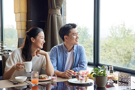 夫妻在餐厅用餐看窗外风景高清图片