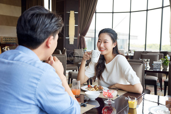 年轻夫妻在餐厅用餐图片