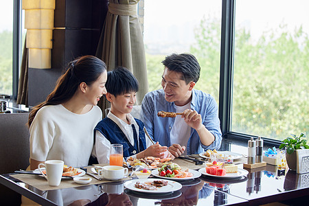 一家人在自助餐厅开心吃饭图片