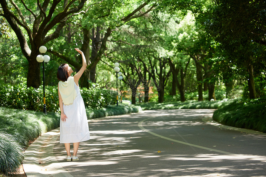 夏日活力青春女性背影图片