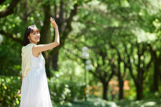 女孩夏日户外散步回头图片