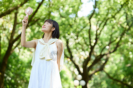 女性室外使用便携风扇图片