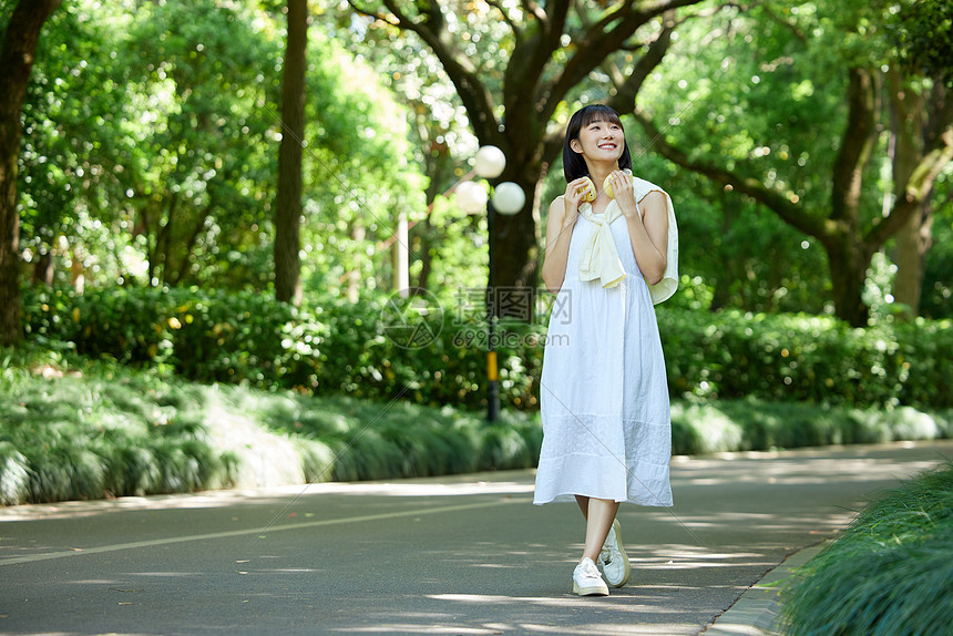 散步的青春活力女大学生图片