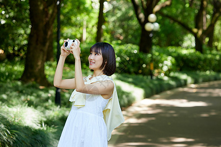 女性户外游玩拍照高清图片