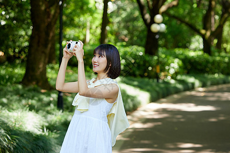 女性户外游玩拍照图片