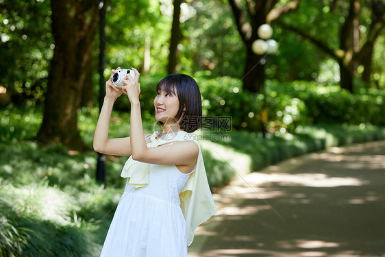 女性户外游玩拍照图片