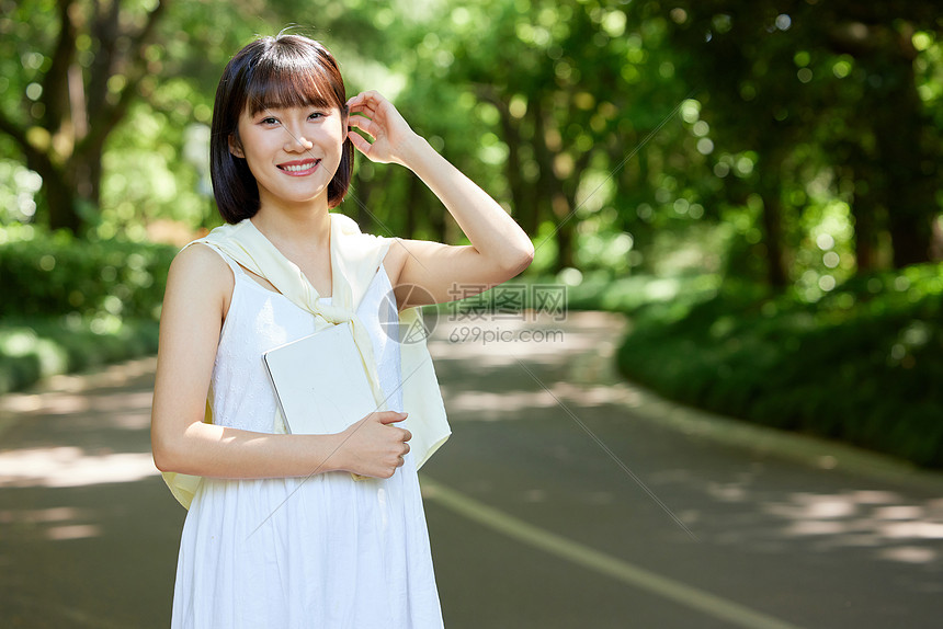 青春活力的女大学生图片