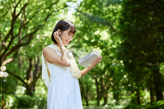 夏日户外看书阅读的短发少女图片