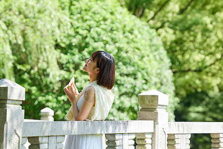 女孩夏日户外手拿西瓜图片