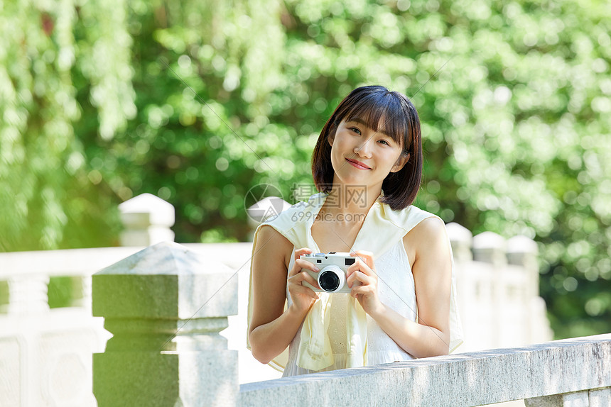 青春活力女大学生拍照形象图片