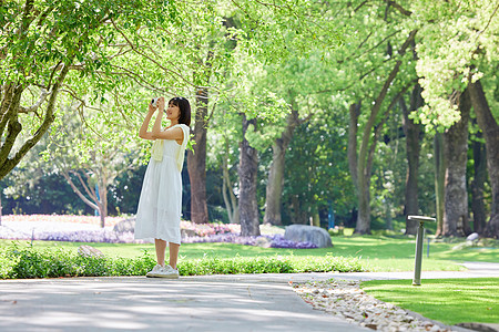 在公园散步拍照的女孩图片