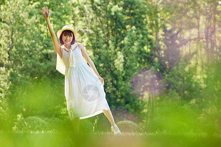 夏日清爽美女享受阳光图片