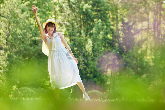 夏日清爽美女享受阳光图片