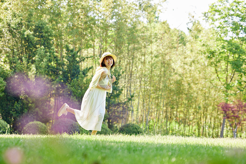 夏日活力少女在草地奔跑图片